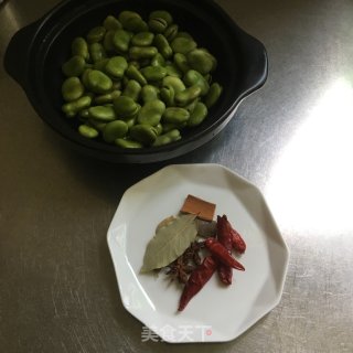 五香蚕豆的做法步骤：1