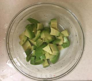薯片香芒牛油果鲜虾沙拉的做法步骤：2