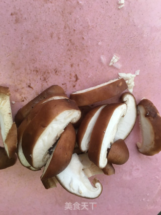 白菜炒鲜香菇的做法步骤：2
