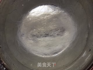 龙利鱼蒸粉丝的做法步骤：1