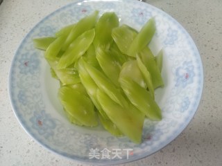 莴笋粉丝虾皮汤的做法步骤：1