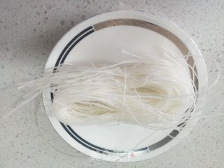 莴笋粉丝虾皮汤的做法步骤：3