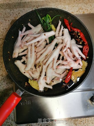 无骨鸡爪的做法步骤：1