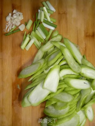 蚝油烧丝瓜的做法步骤：1