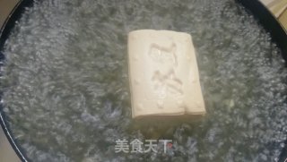 牛肉酱拌豆腐的做法步骤：1