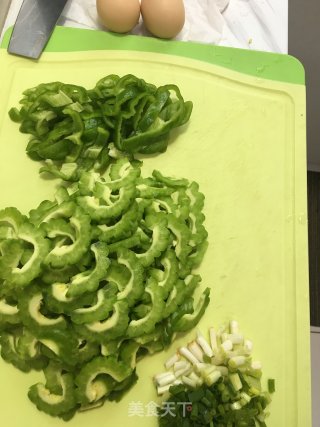 鸡蛋炒青椒苦瓜的做法步骤：1