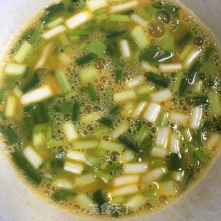 鸡蛋炒青椒苦瓜的做法步骤：2