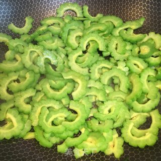 鸡蛋炒青椒苦瓜的做法步骤：4