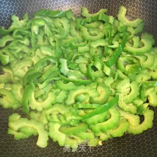 鸡蛋炒青椒苦瓜的做法步骤：5