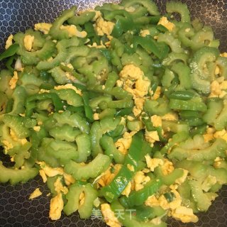 鸡蛋炒青椒苦瓜的做法步骤：6