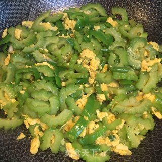 鸡蛋炒青椒苦瓜的做法步骤：7