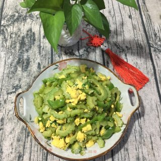 鸡蛋炒青椒苦瓜的做法步骤：8