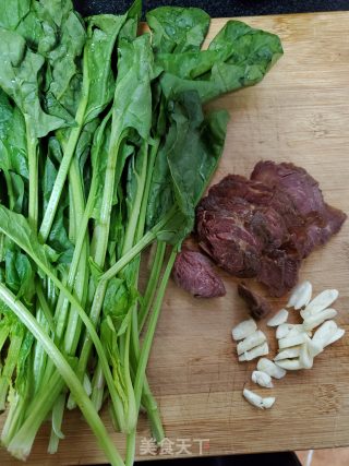 菠菜炒卤牛肉的做法步骤：1