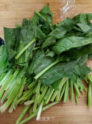 菠菜炒卤牛肉的做法步骤：2