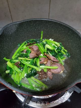 菠菜炒卤牛肉的做法步骤：7