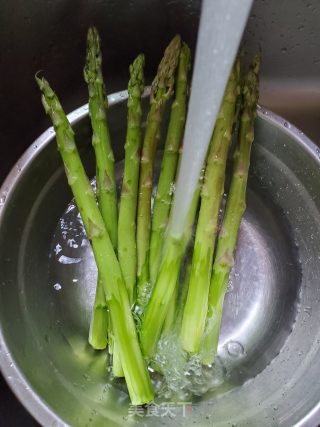 香辣汁淋芦笋的做法步骤：2