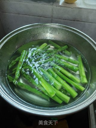 香辣汁淋芦笋的做法步骤：5
