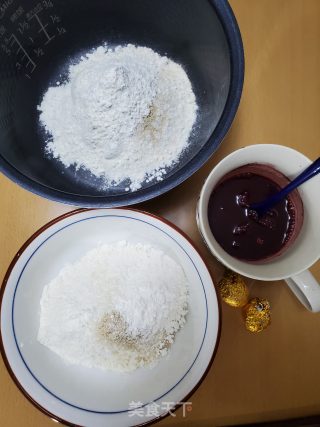 黑芝麻花朵馒头的做法步骤：1