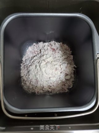 黑芝麻花朵馒头的做法步骤：3