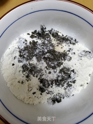 黑芝麻花朵馒头的做法步骤：4