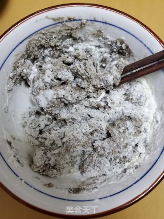 黑芝麻花朵馒头的做法步骤：5