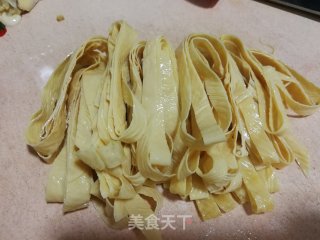 荷兰黄瓜洋葱拌豆腐皮的做法步骤：3