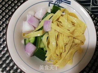 荷兰黄瓜洋葱拌豆腐皮的做法步骤：4