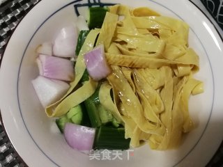 荷兰黄瓜洋葱拌豆腐皮的做法步骤：5
