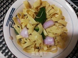 荷兰黄瓜洋葱拌豆腐皮的做法步骤：6