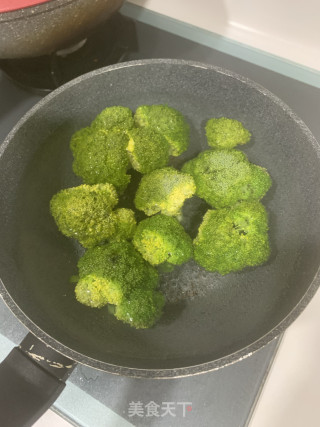 西兰花煎蛋饼的做法步骤：1
