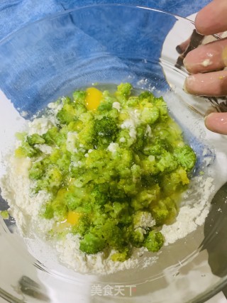 西兰花煎蛋饼的做法步骤：3