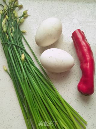 韭菜苔甜椒炒鹅蛋的做法步骤：1