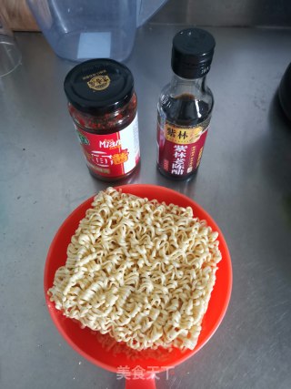 酸辣伊面的做法步骤：1