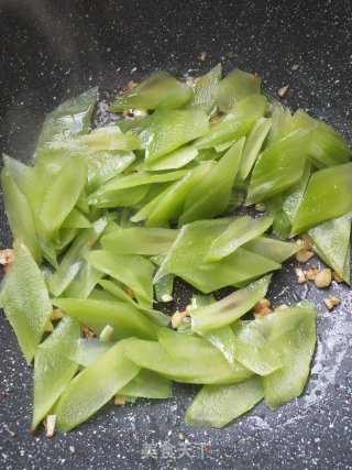 蚝油莴笋片的做法步骤：1