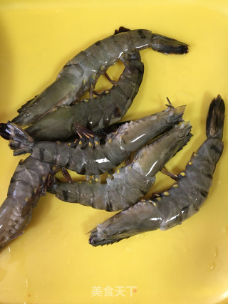 咖喱土豆黑虎虾的做法步骤：2