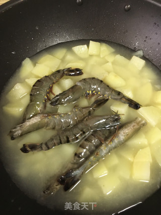 咖喱土豆黑虎虾的做法步骤：6
