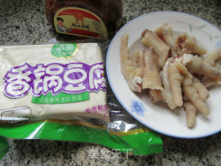 鸡爪烧香锅豆腐的做法步骤：1