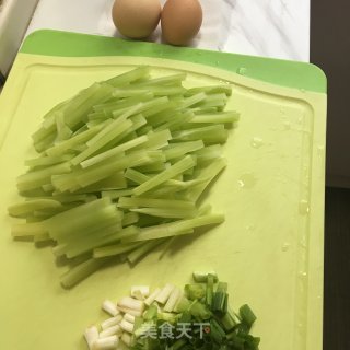 香葱鸡蛋炒莴笋的做法步骤：1