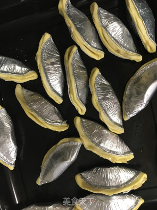 蛋挞皮版芝麻香蕉酥的做法步骤：4
