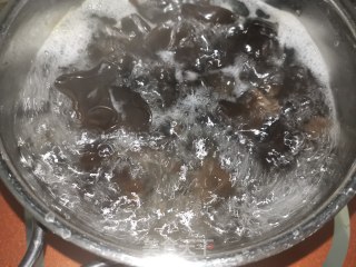 木耳芹菜肉粒的做法步骤：4
