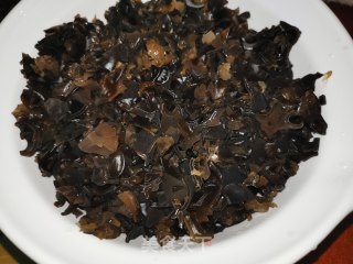 木耳芹菜肉粒的做法步骤：5