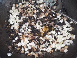 木耳芹菜肉粒的做法步骤：10