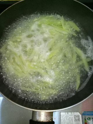 凉拌莴笋的做法步骤：2