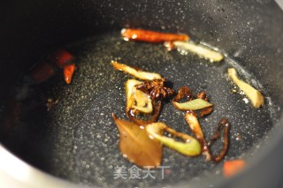 麻辣小龙虾虾尾，在家就能做的美食的做法步骤：1
