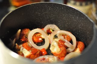 麻辣小龙虾虾尾，在家就能做的美食的做法步骤：2
