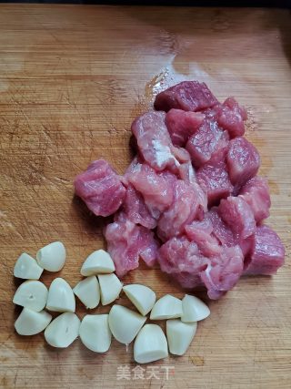 蒜子牛肉粒的做法步骤：2