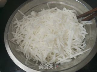 白萝卜丝猪肉饺子的做法步骤：2