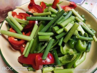 双椒炒牛肉的做法步骤：2