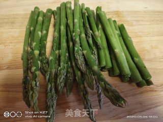 芦笋巴沙鱼沙拉的做法步骤：2