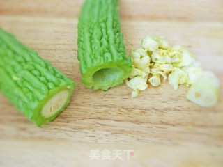 蜂蜜苦瓜的做法步骤：2